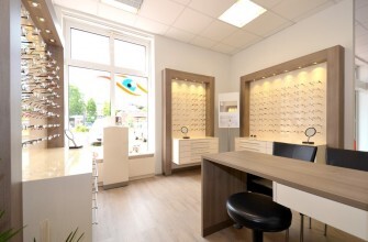 Modernes Optikerfachgeschäft mit großer Auswahl an Brillen und heller Einrichtung.